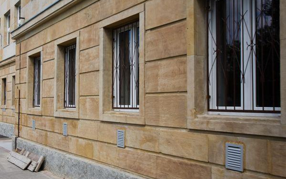 Jak firma może kupić grunt lub budynek od komornika
