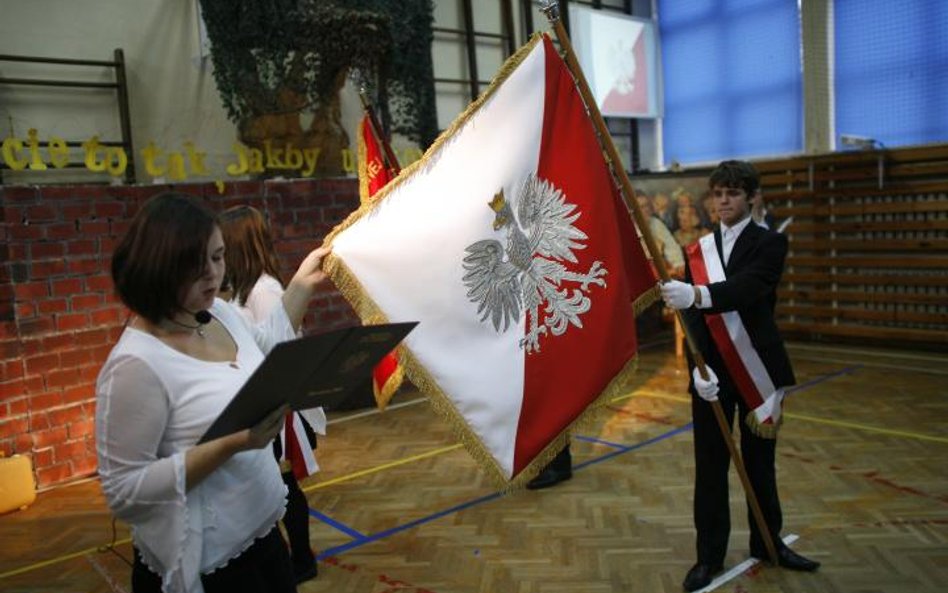 To rada nadaje imię i sztandar szkole
