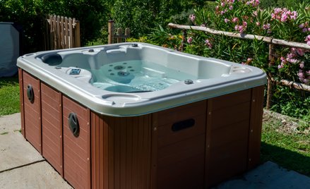Nie chciała jacuzzi za płotem. Sąd nie dopatrzył się złośliwości u sąsiada
