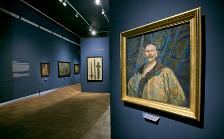 Leon Wyczółkowski (1852–1936) Autoportret w chińskiej szacie męskiej półoficjalnej ‘longpao’, 1911 P