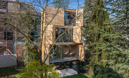 „Dom-Szafa”, składa się z prefabrykowanych stalowych elementów konstrukcyjnych i drewnianych modułów