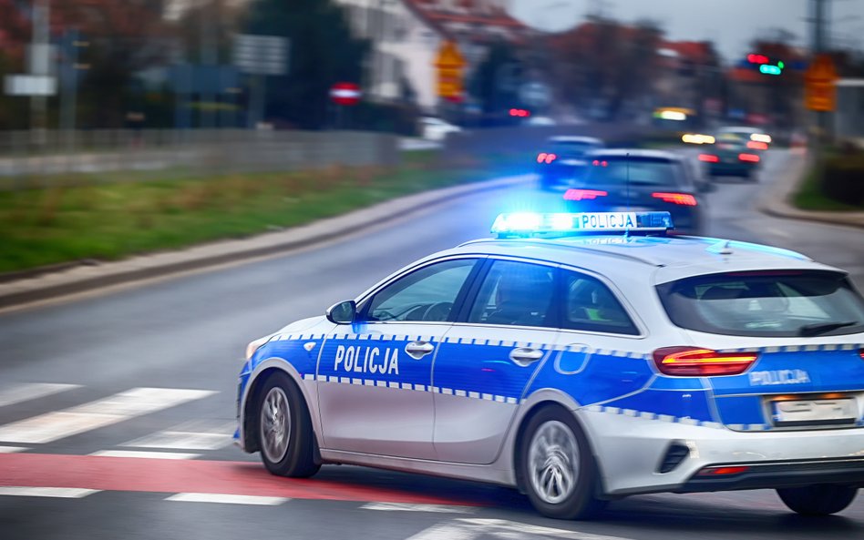 Droga publiczna nie jest miejscem do rywalizacji ani sprawdzania możliwości pojazdu - przypomina pol