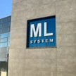 ML System z emisją