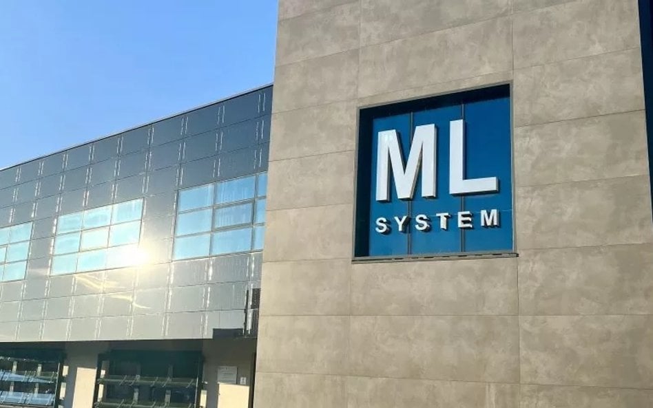 ML System z emisją