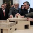 Prezydent Bronisław Komorowski i wnuk marszałka Piłsudskiego Krzysztof Jaraczewski przy makiecie prz
