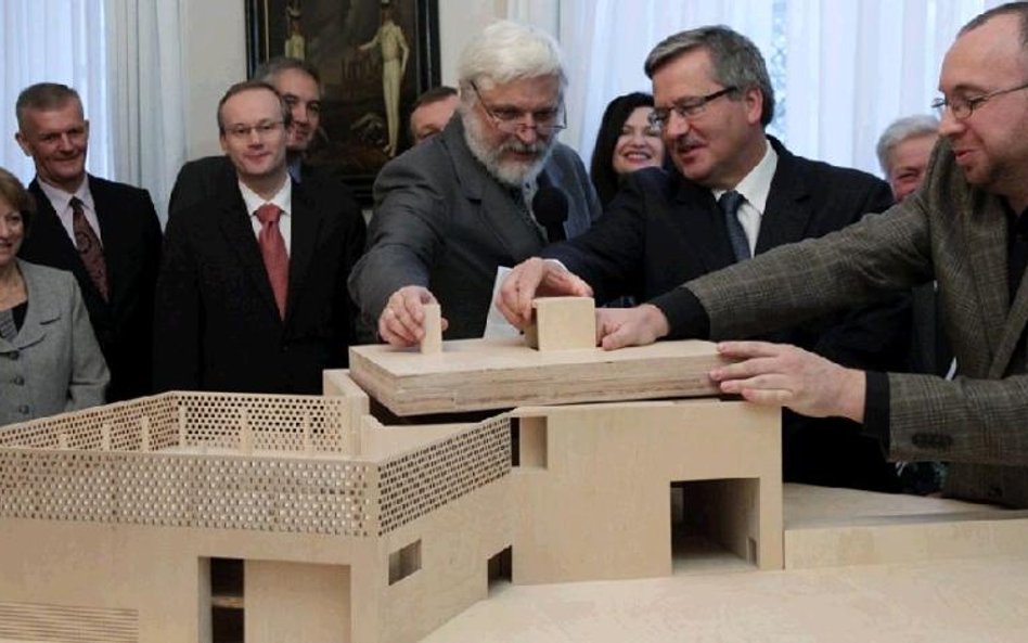 Prezydent Bronisław Komorowski i wnuk marszałka Piłsudskiego Krzysztof Jaraczewski przy makiecie prz