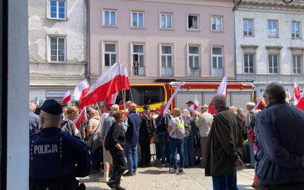 Grupy zwolenników obu kandydatów mijają się, obrzucając wyzwiskami