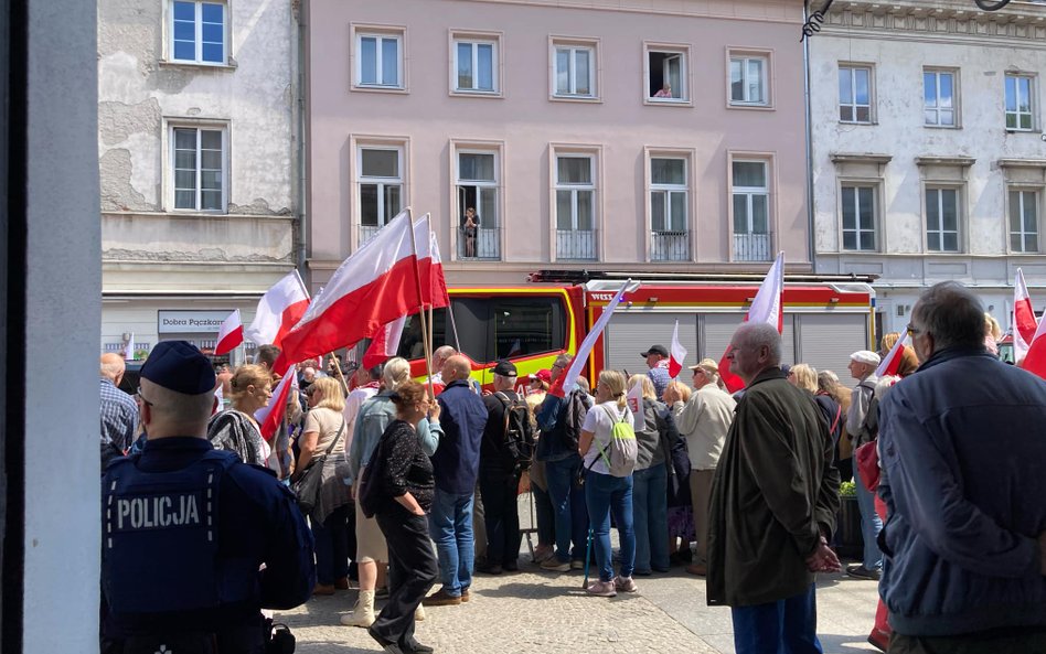 Grupy zwolenników obu kandydatów mijają się, obrzucając wyzwiskami