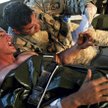 Ranny żołnierz armii amerykańskiej ewakuowany z prowincji Helmand w Afganistanie (maj 2011)