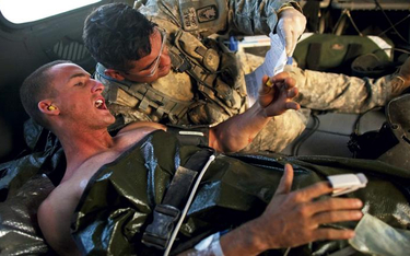 Ranny żołnierz armii amerykańskiej ewakuowany z prowincji Helmand w Afganistanie (maj 2011)