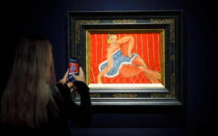 'Danseuse assise sur une table, fond rouge' Henri Matisse