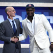 Szef NBA Adam Silver (z lewej) gratuluje Zionowi Williamsonowi wyboru z numerem 1 w drafcie