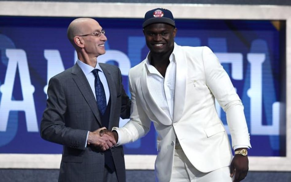Szef NBA Adam Silver (z lewej) gratuluje Zionowi Williamsonowi wyboru z numerem 1 w drafcie