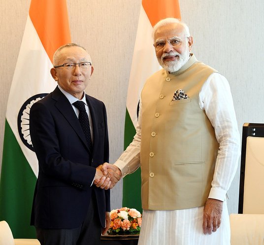 Tadashi Yanai na spotkaniu z premierem Indii, Narendrą Modim, w maju 2022 roku.