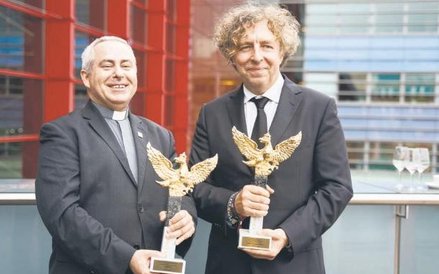 Grzegorz Hajdarowicz z księdzem Marcinem Iżyckim (nagroda dla Caritas Polska)