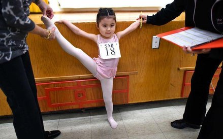 Siedmioletnia Himika Tamamoto przygotowuje się do egzaminu w nowojorskiej The School of American Bal