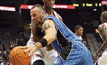 Marcin Gortat w meczu kontrolnym z Atlanta Hawks. Polak w grach przedsezono-wych grał średnio 24,2 m