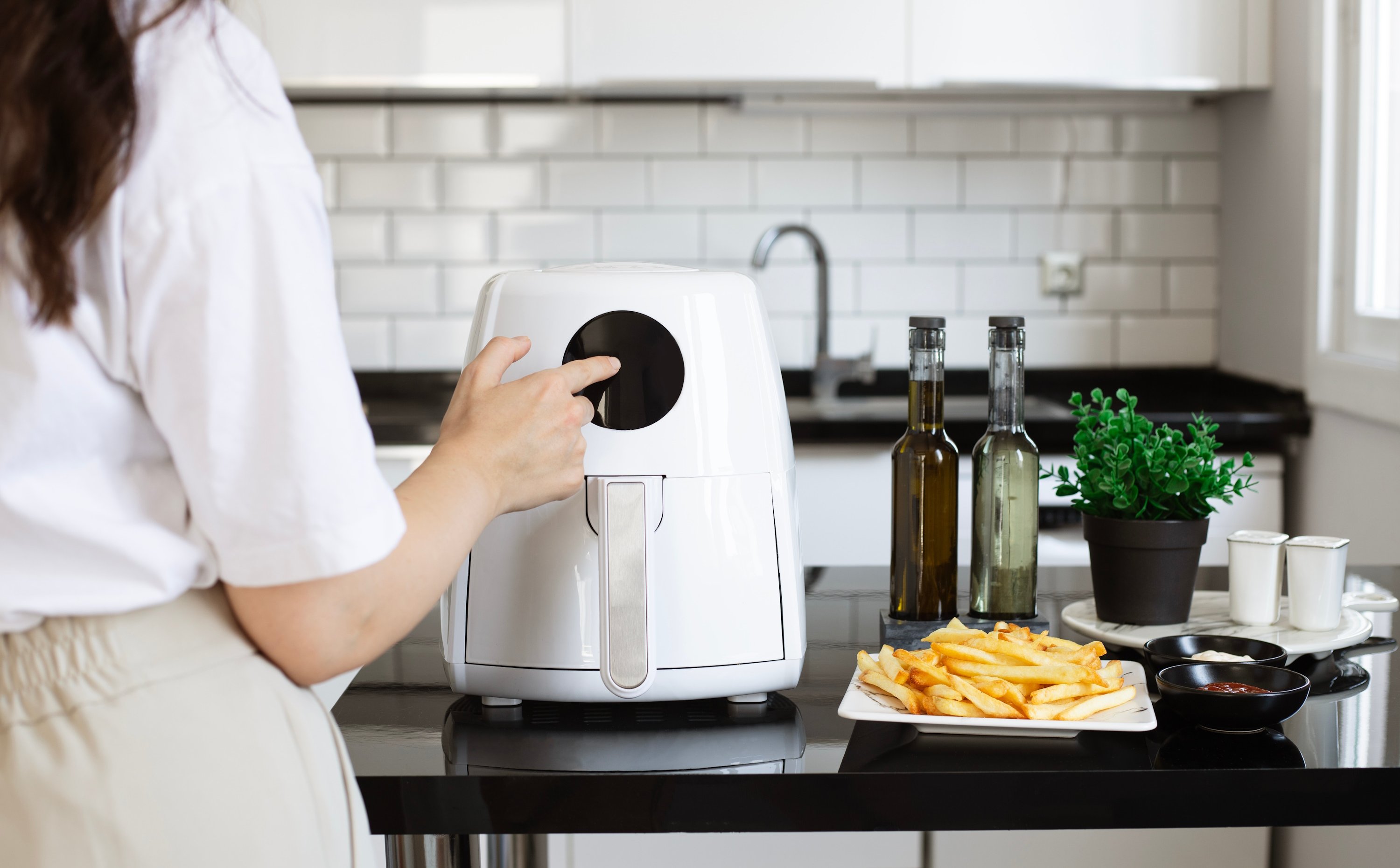 Nowe kuchenne rewolucje. Na czym polega fenomen air fryerów?