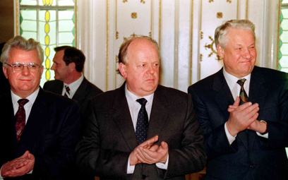 Stanisłau Szuszkiewicz po podpisaniu porozumienia białowieskiego z 1991 roku