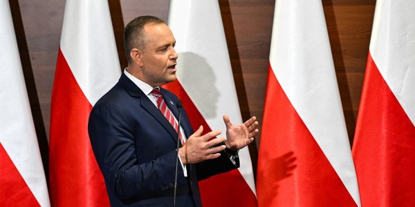Prezydent podpisał ustawę paliwową i kieruje ją do TK. Żąda obniżki cen na stacjach