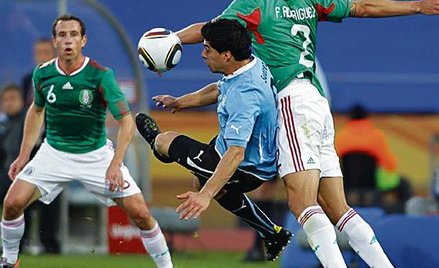W środku Luis Suarez – strzelec jedynego gola / Fernando Vergara