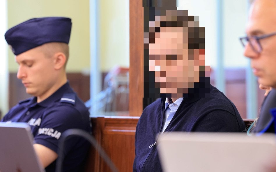 Oskarżony Sebastian M.  na sali Sądu Rejonowego w Piotrkowie Trybunalskim. 34-letni łodzianin odpowi