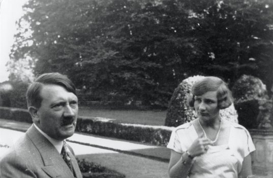 Adolf Hitler na spotkaniu z brytyjską arystokratką Unity Mitford w Ogrodzie Angielskim w Monachium, 