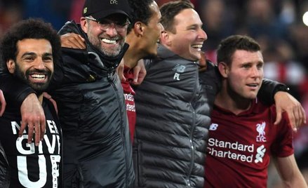 Radość Liverpoolu. Od lewej Mohamed Salah, Juergen Klopp, Virgil van Dijk, Pepijn Lijnders (asystent