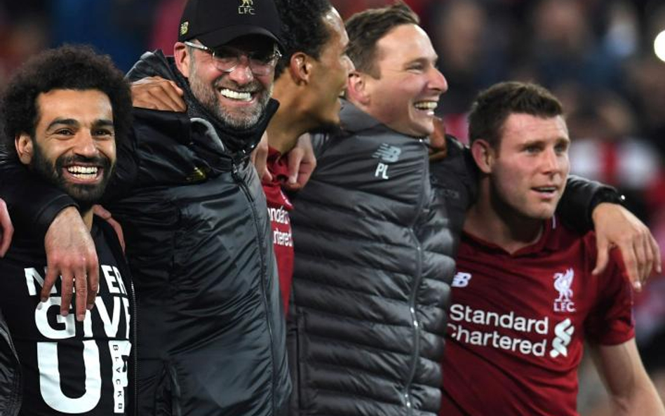 Radość Liverpoolu. Od lewej Mohamed Salah, Juergen Klopp, Virgil van Dijk, Pepijn Lijnders (asystent