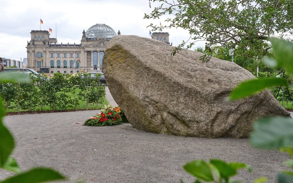 Tymczasowy pomnik poświęcony polskim ofiarom nazizmu odsłonięty w 2025 r. w Berlinie