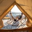 Młodzi chcą zwiedzać miejsca ciekawe przyrodniczo, a także korzystać z glampingu - popularność nocle