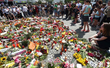 Mieszkańcy Monachium uczcili pamięć ofiar piątkowej strzelaniny kwiatami. Miasto żyje nadal najwięks