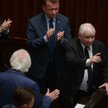 Prezes PiS Jarosław Kaczyński i minister obrony narodowej Mariusz Błaszczak na sali plenarnej Sejmu