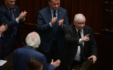 Prezes PiS Jarosław Kaczyński i minister obrony narodowej Mariusz Błaszczak na sali plenarnej Sejmu