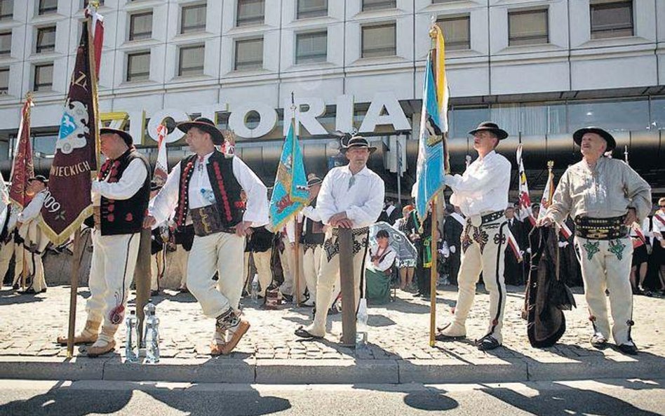 Na uroczystości do stolicy przyjechali pielgrzymi z wielu regionów Polski. Nie brakowało też wiernyc