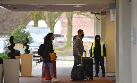 Biuro podróży: Chcesz odpocząć w naszym hotelu? Zaszczep się