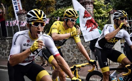 Ostatni etap tegorocznego Tour de France. Grupa Sky świętuje: od lewej: Michał Kwiatkowski, triumfat