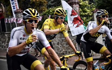 Ostatni etap tegorocznego Tour de France. Grupa Sky świętuje: od lewej: Michał Kwiatkowski, triumfat