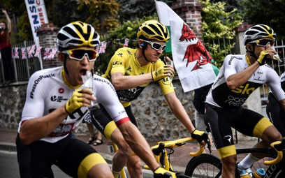 Ostatni etap tegorocznego Tour de France. Grupa Sky świętuje: od lewej: Michał Kwiatkowski, triumfat