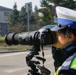 Policjant wystawi mandat z teleobiektywu