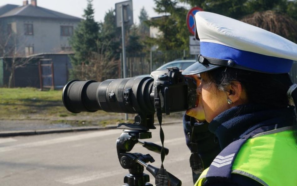 Policjant wystawi mandat z teleobiektywu