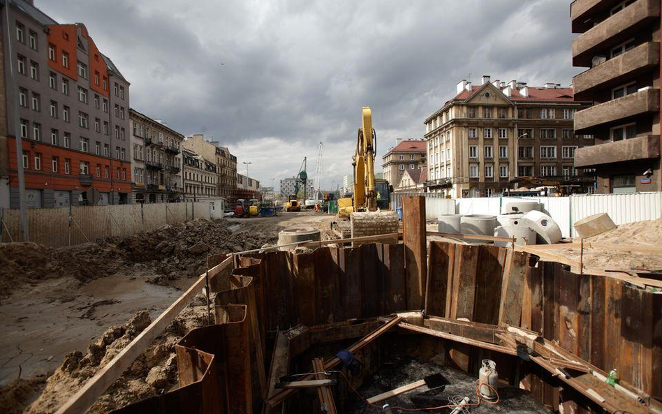 Zapadła się ziemia na budowie metra. Utrudnienia na Targowej