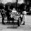 Lody w Lasku Bulońskim takie pyszne... Beztroskie lato roku 1940 w Paryżu