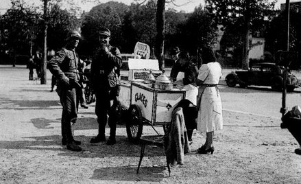 Lody w Lasku Bulońskim takie pyszne... Beztroskie lato roku 1940 w Paryżu