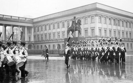 29 listopada 1935r. Warszawa. Delegaci szkół podchorążych składają wieniec na Grobie Nieznanego Żołn