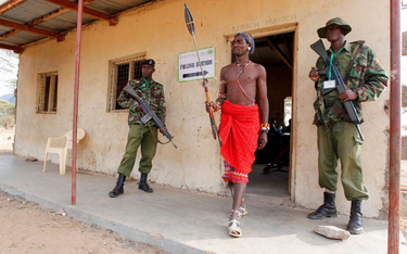 Przedstawiciel ludu Samburu, jednego z mniej licznych w Kenii, po głosowaniu w strzeżonym przez wojs