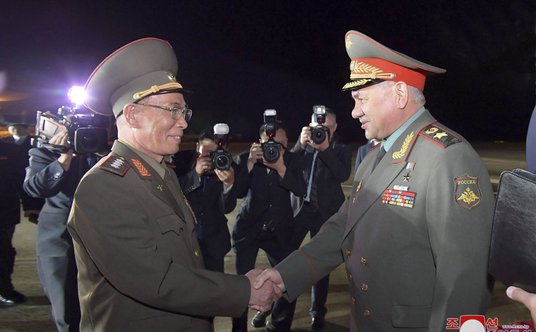 Ministrowie obrony KRLD i Rosji, Kang Sun Nam i Siergiej Szojgu, na lotnisku w Pjongjangu
