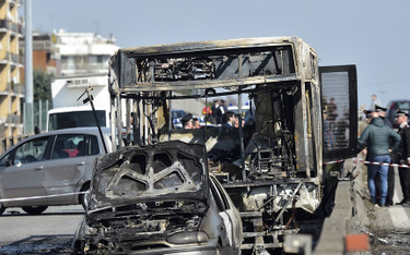 Włochy: Kierowca porwał autobus z uczniami i podpalił go. Policja uratowała pasażerów