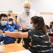 Boris Johnson w punkcie szczepień na COVID