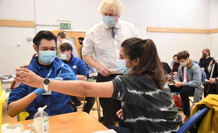 Boris Johnson w punkcie szczepień na COVID
